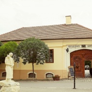 Oroszlános Borhotel és Étterem Oroszlános Borhotel és Étterem