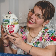 Zsigóné Kati világhírű népi iparművész, `a tojásdíszítés Királynője` Zsigóné Kati világhírű népi iparművész, `a tojásdíszítés Királynője`