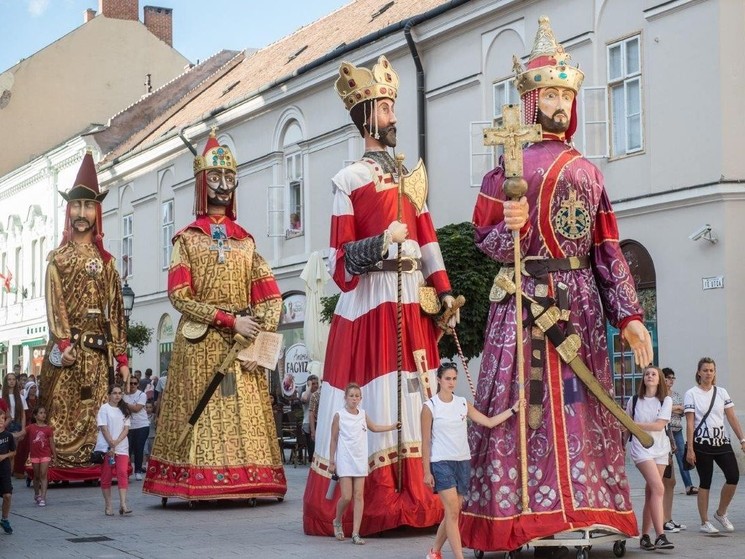Óriásbábok és koncertek az Országzászló téren 2025. Királyok a Belvárosban szombatonként a Székesfehérvári Királyi Napok előtt
