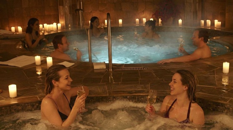 Éjszakai fürdőzés Hévíz 2026 Bonvital Hotel