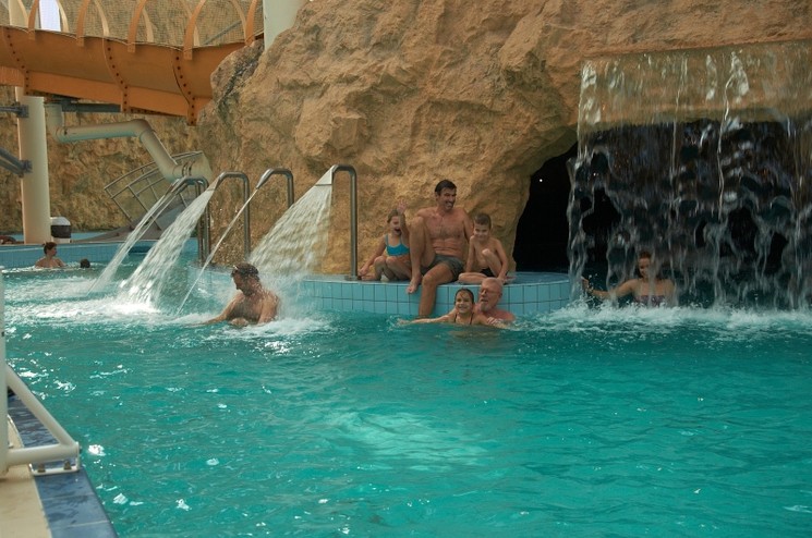Hétvégi éjszakai wellness 2025 Gyula. Várunk minden szombaton a Gyulai Várfürdőben