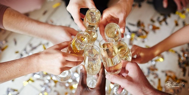 Szilveszteri wellness pihenés Tatán, ünnepi vacsorával és retro szilveszteri partyval a Kristály Hotelben