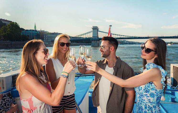 Bulihajó bérlés 2026 - Családi és vállalati rendezvények dunai panorámával 