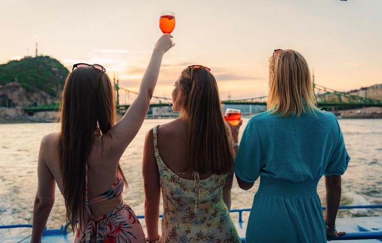 Lánybúcsú hajó 2026, kiránduló -vagy rendezvényhajó Budapesten vagy a Dunakanyarban