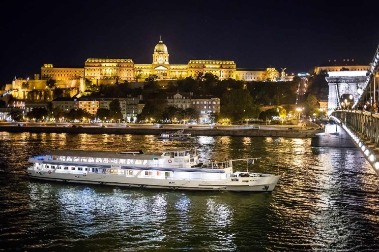 Esztergom rendezvényhajó 2026, kiránddulóhajó közepes létszámú céges és családi rendezvényekhez