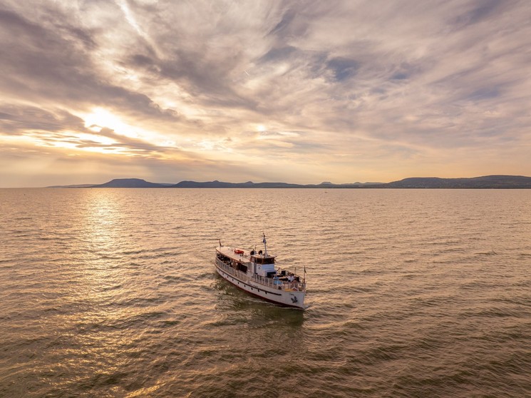 Őszi szünet a Balatonnál, menetrendi és sétahajó élményutak 