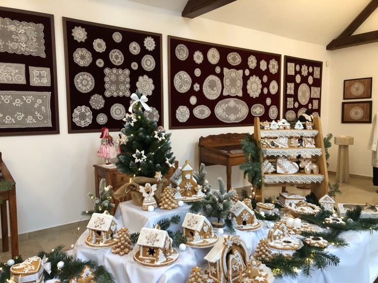 Mézeskalács kiállítás 2025 Hegykő. Adventi programok a Csipkeházban