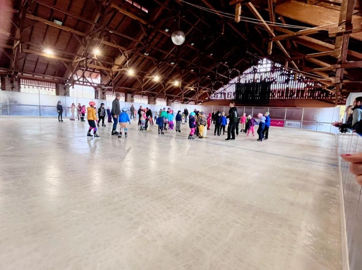 Korcsolya oktatás Békéscsaba 2025. Tanuljatok meg korcsolyázni a Csabai Rendezvénypajtában!