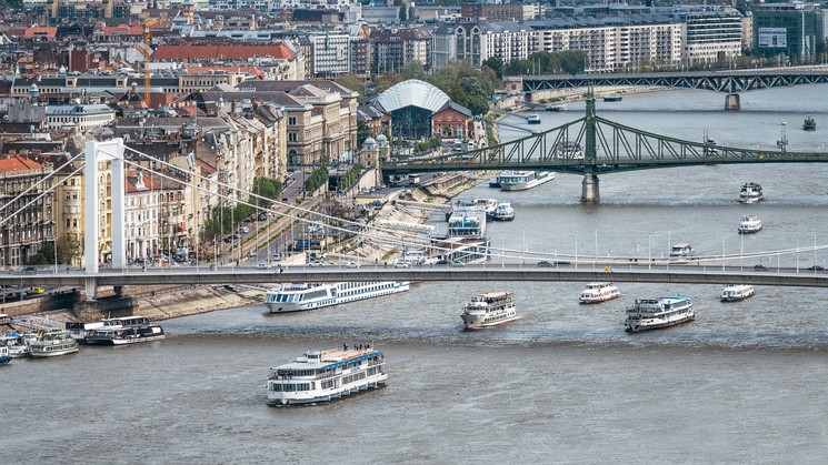 Hajós kirajzás 2025 Budapest. Látványos évadnyitó hajós felvonulás a belvárosi Duna szakaszán