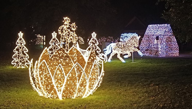 Fénykiállítás Zalaegerszeg 2025. Varázslatos fényfalu séta a Göcseji Falumúzeumban