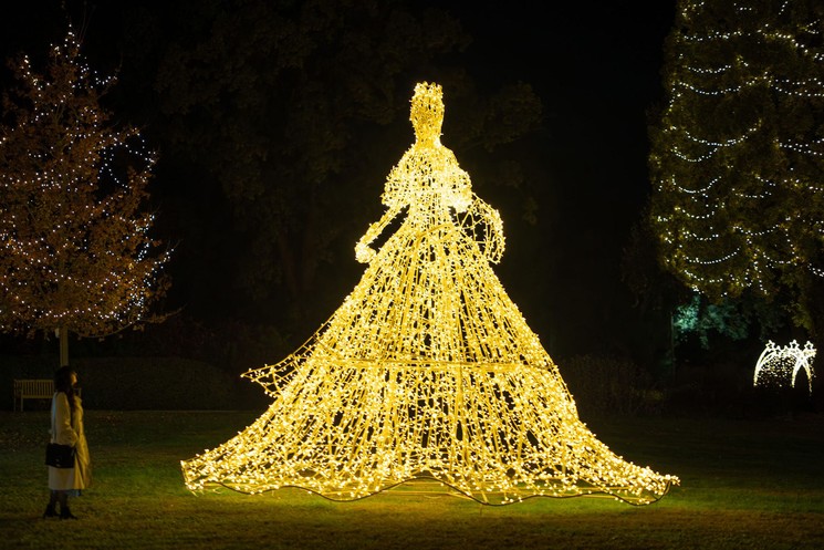 Fénykiállítás Gödöllő 2025. Séta Erzsébet királyné fénykertjében a Grassalkovich-kastélyban