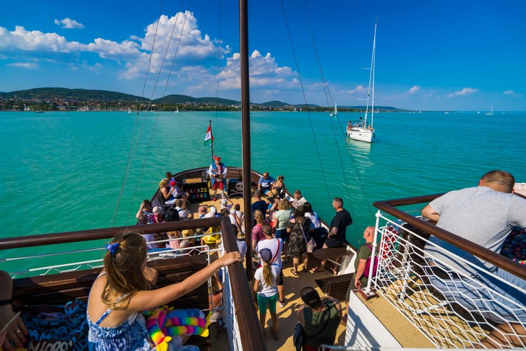 Gyerekhajó Balatonfüred 2025. Izgalmas programokkal gyerekhajók indulnak a hajókikötőből