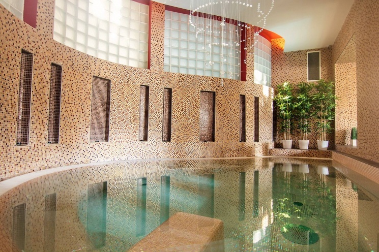 Szilveszteri wellness pihenés Tatán, ünnepi vacsorával és szilveszteri partyval a Kristály Hotelben