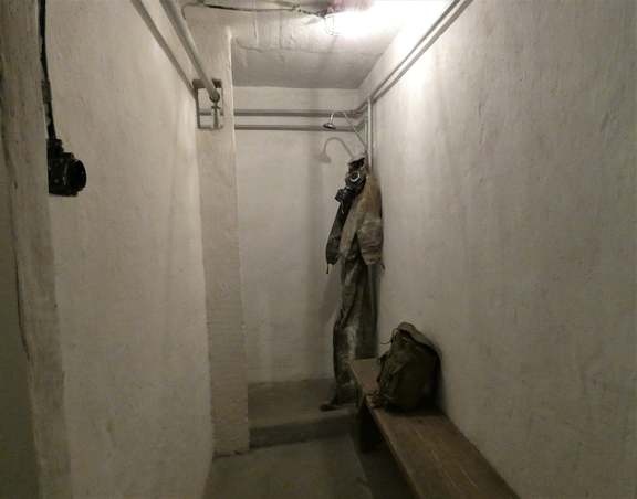 Titkos bunker Veszprémben, betekintés az egykori hidegháborús polgárvédelmi óvóhely helyiségeibe