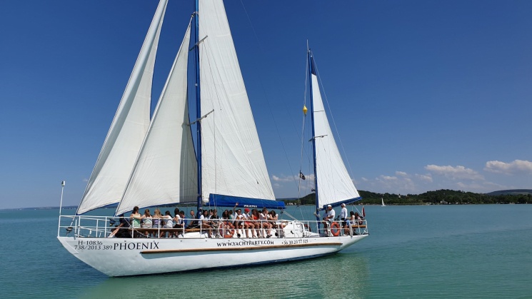 Egy napos csapatépítő program a Balatonon, élmény csapatépítés a Phoenix vitorlás cirkáló fedélzetén