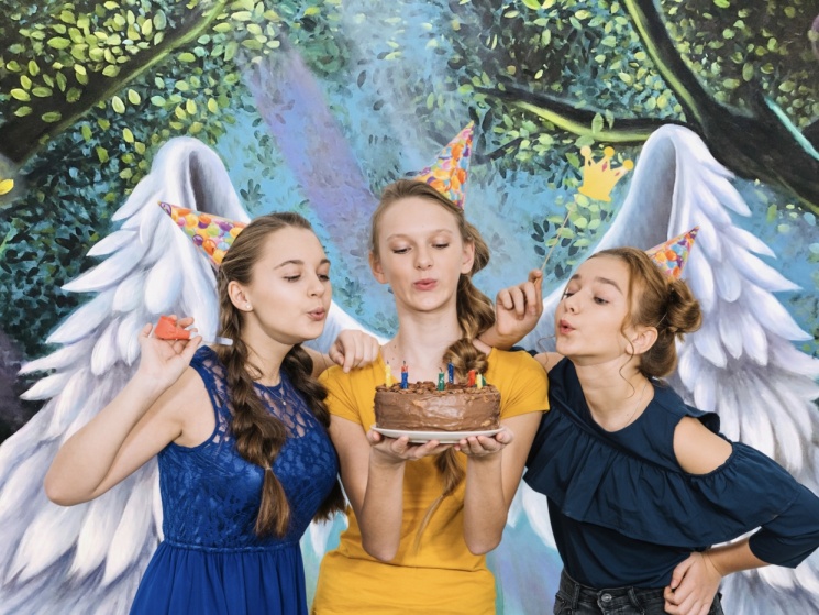 Születésnapi fotózás különböző őrült és vicces beállásokban, különleges 3D szülinapi buli