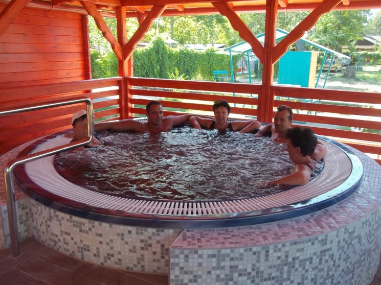 Pezsgőfürdőzés termálfürdőnkben, lazuljon a jacuzziban Jászszentandráson