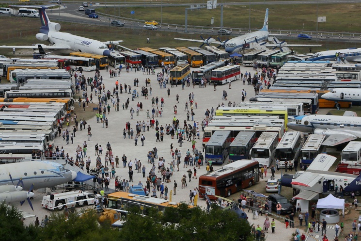 Ikarus Találkozó 2025 Budapest.  járműcsodák történelmi repülőgépek között az Aeroparkban