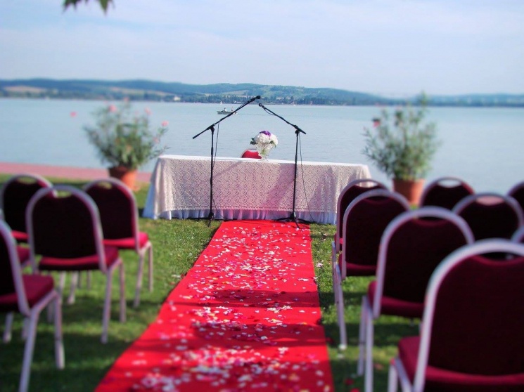 Vízparti esküvő a Balatonnál, a közvetlen tóparti wellness szálloda üdülőfalunkban, Tihanyban