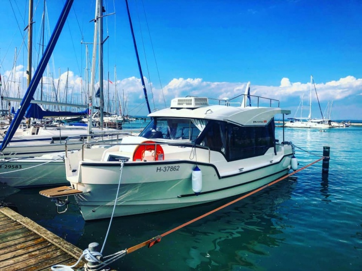 Siófoki legénybúcsú hajón, luxus yacht élményhajózás profi hajóskapitánnyal a Balatonon