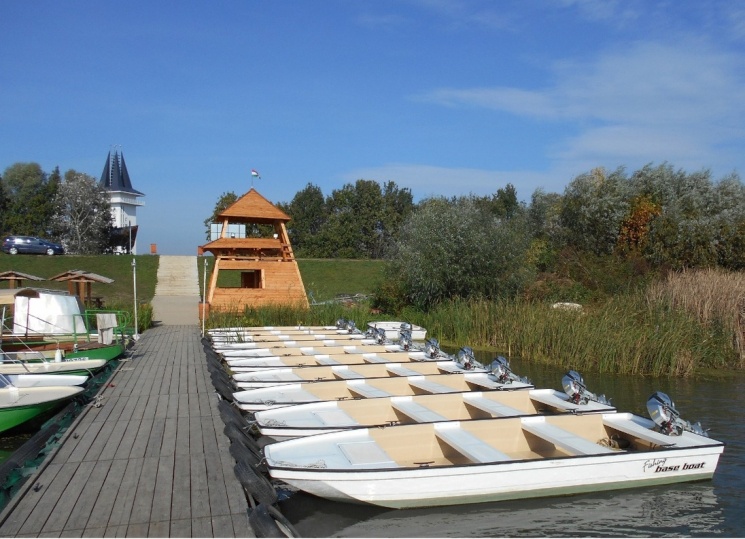 Tisza-tavi csónaktúrák GPS navigációs készülékkel a poroszlói Tisza-tavi Ökocentrumban