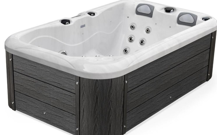 Kényeztető otthoni wellness: pezsgőfürdő, jakuzzi és masszázsmedence