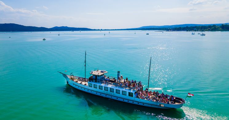 Balatonboglári gyerekhajó 2025. Izgalmas programokkal gyerekhajók indulnak a hajókikötőből