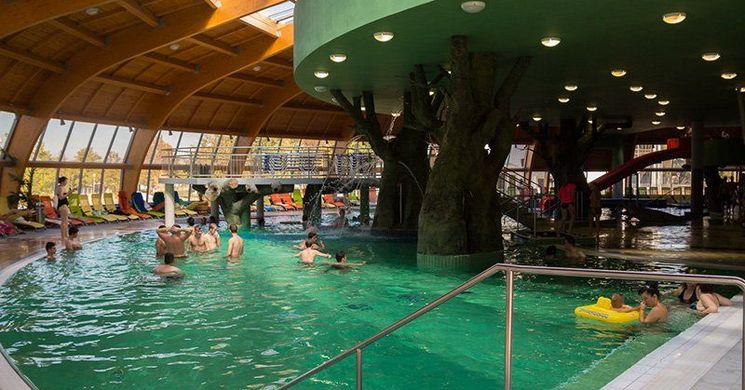 Zenés éjszakai fürdőzés 2025 Hungarospa. Hajdúszoboszló