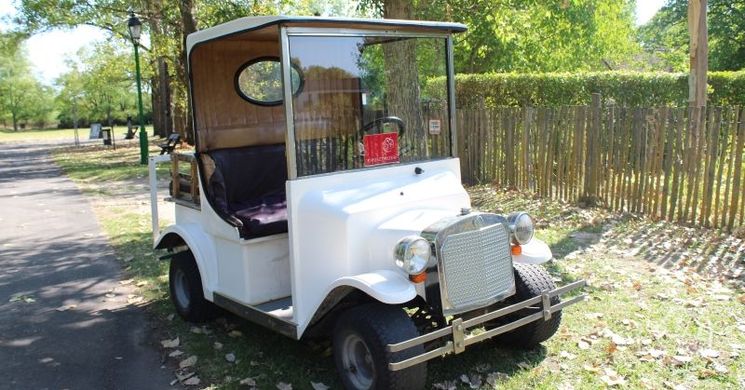 Bérelhető elektromos kisautó az Ópusztaszeri Nemzeti Történeti Emlékpark bebarangolására