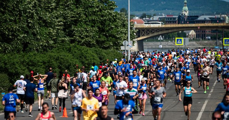 Európa -futás 2025 Budapest, Szabadság tér. 21 év - 21 km