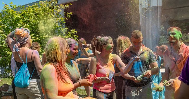 Holi  - A Színek Fesztiválja 2026. Színek, fények, játékok a Krisna-völgyben