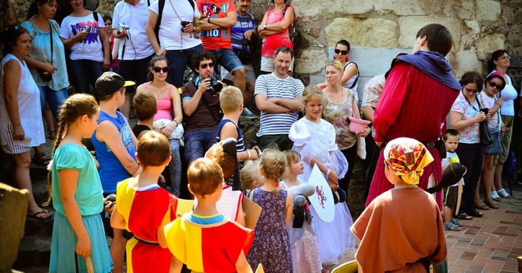 Mesenap Hollókő 2025. Mesés Várjátékok Hollókőn