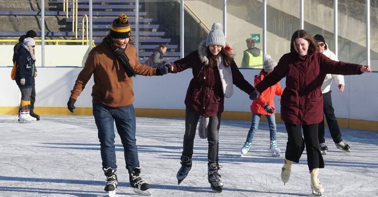 Korcsolyapálya Pécs 2025 / 2026. Korcsolyázás a Városi Műjégpályán