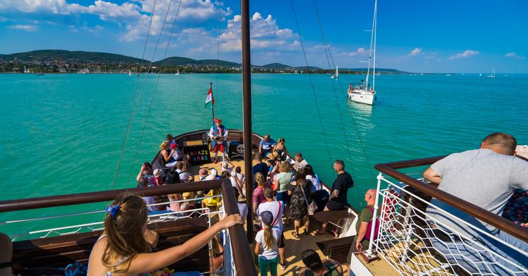 Gyerekhajó Balatonalmádi 2025. Izgalmas programokkal gyerekhajók indulnak a nyári főszezonban
