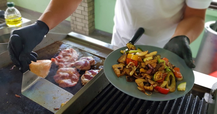 Grill étterem Győrben, grillterasz látványkonyha hétvégenként a Land Plan Étteremben