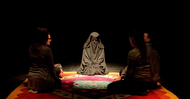 A szőnyeg, meditatív sivatagi utazás egy négy fős társaság szemlélődő tagjaként