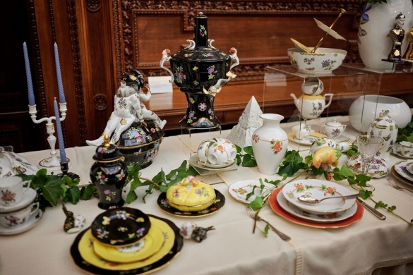 Herendi porcelán kiállítás Szombathelyen a Schrammel-gyűjteményben Porcelán-bál címmel