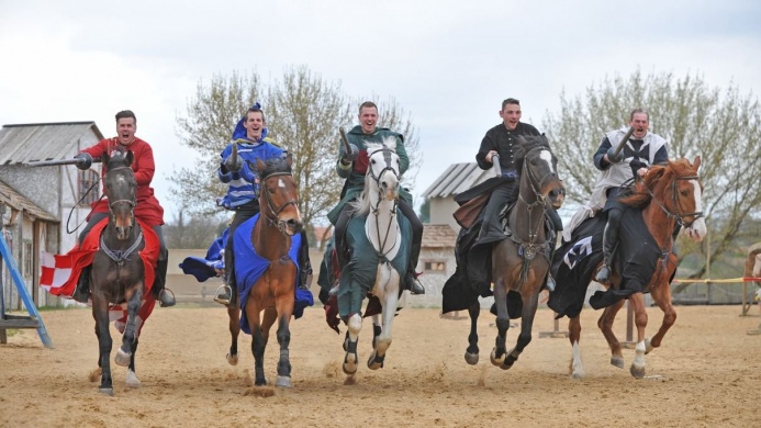 Lovagi torna bemutató, lovas programok  a bikali Reneszánsz Élménybirtokon