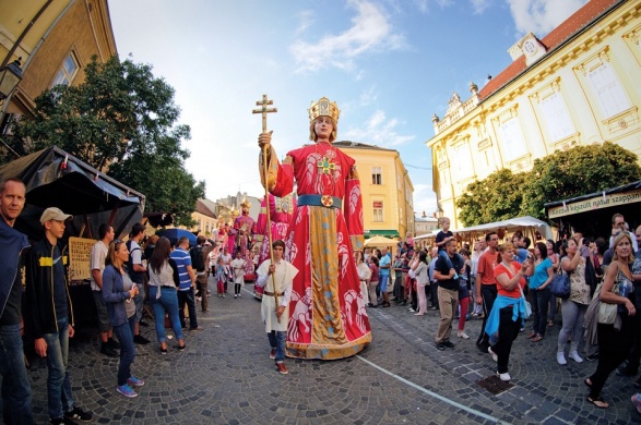 Óriásbábok látványos felvonulása a középkor jegyében Székesfehérvár belvárosában