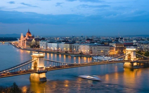Zenés vacsora romantikus hajós városnézéssel Budapesten 19:00 órától