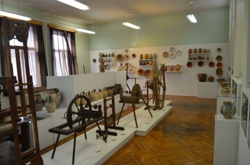 Borsodi népviselet és falusi munkák, néprajzi gyűjtemény a helyi paraszti életről Ózdon