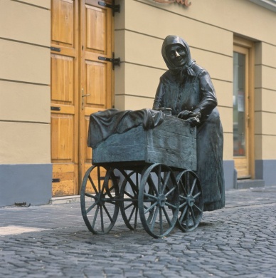 Szobrok Székesfehérváron, szoborséta idegenvezetővel csoportok számára