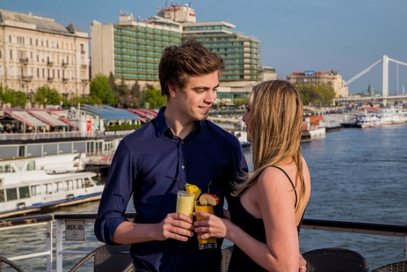 Koktélhajó Budapesten 19:00 órától, városnézés koktélokkal a Dunán