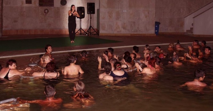 Zenés éjszakai fürdőzés a Hungarospaban a Strandok éjszakáján