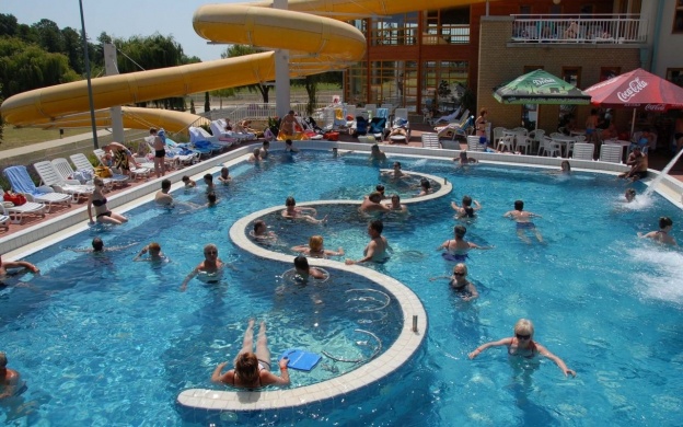 Zalakarosi aquapark, családi fürdőzés, szórakozás és pihenés a zalakarosi élményfürdő aquaparkban