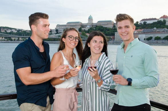 Sétahajózás ebéddel vagy késői reggelivel Budapesten, könnyed hétvégi program a Dunán
