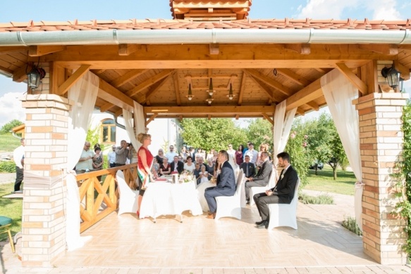 Romantikus esküvő Budapest közelében az autentikus, 1000 pincés Monori Pincefaluban