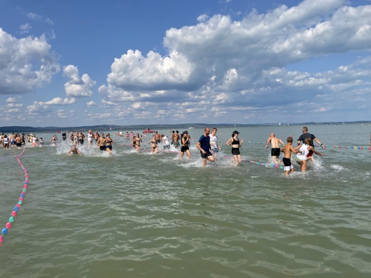Beach Run 2024 Balatonlelle. Mezítlábas futóverseny a Napfény Strandon