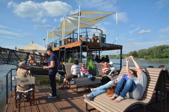 Riverside Szentendre, többfunkciós úszómű a Duna partján