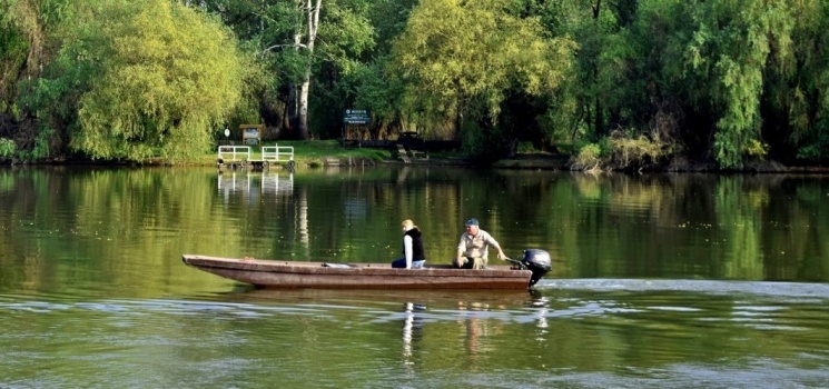 Tisza-tavi csónakázás, átkelő túra túravezetővel a Szabics Kikötőből